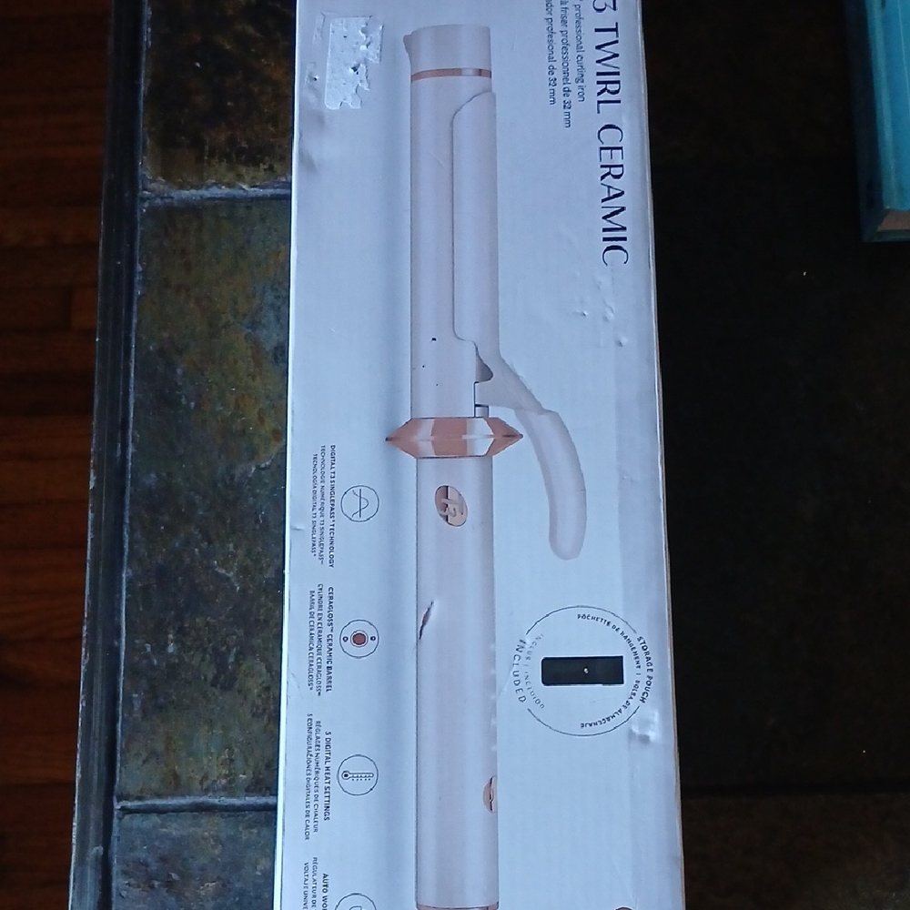 T3 Ceramic Curling Iron in White and Rose Gold Accents.      C